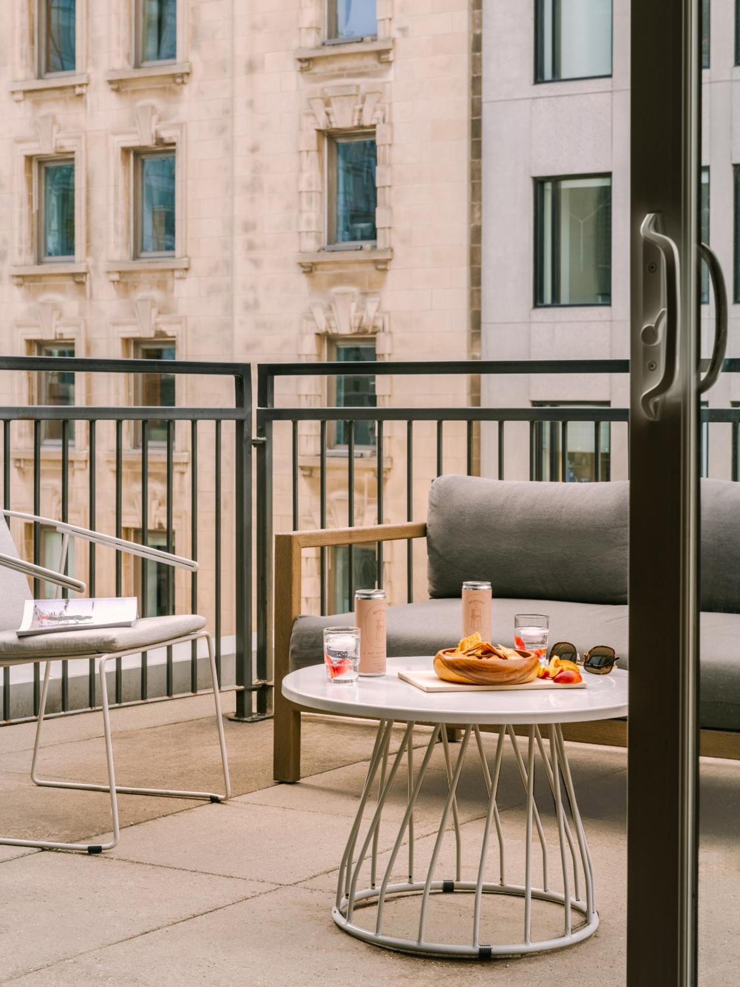 Sonder Penny Lane Aparthotel Montreal Bagian luar foto