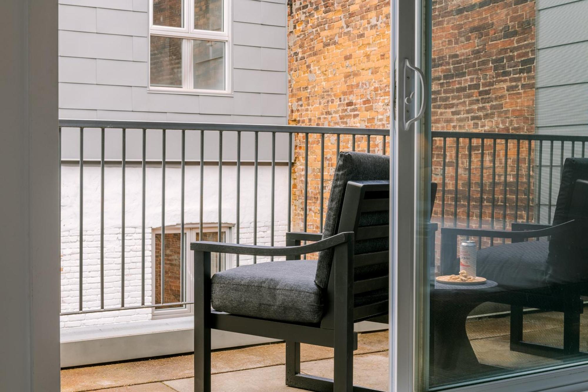 Sonder Penny Lane Aparthotel Montreal Bagian luar foto